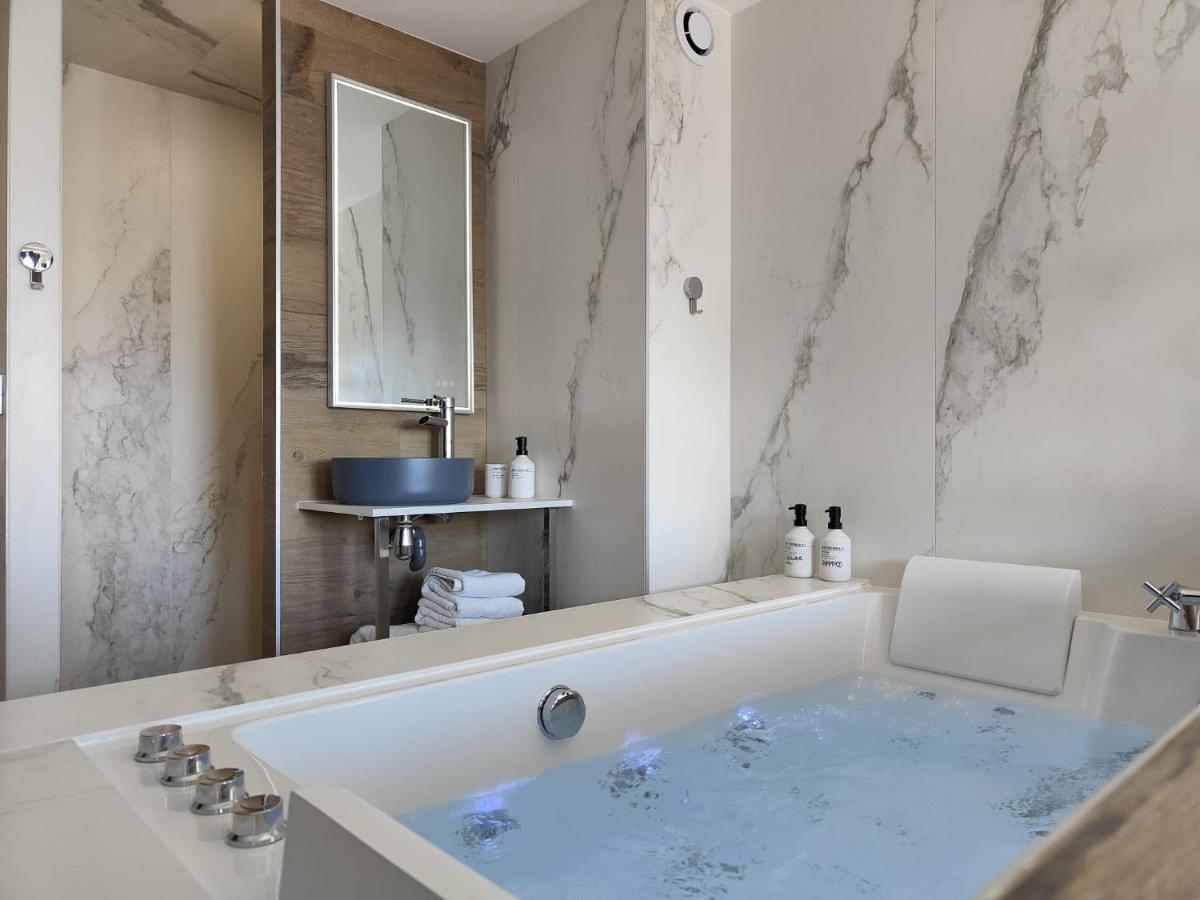 Suites Jm - Les Pins Marines - Jacuzzi & Vue Mer Bandol Exteriör bild